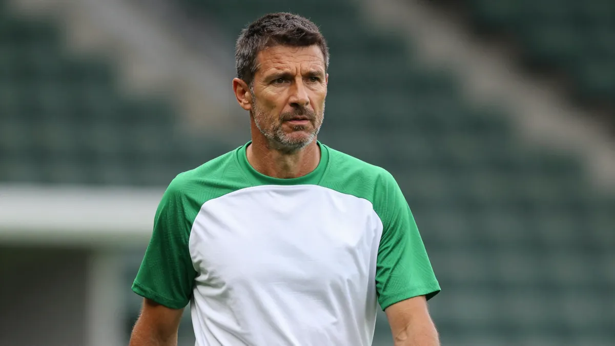 Villarreal inicia su campaña con el nuevo entrenador Iñigo Pérez, quien toma el mando en el partido contra Racing de...