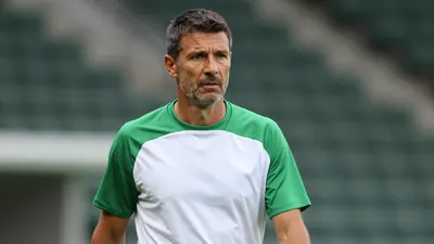 Villarreal inicia su campaña con el nuevo entrenador Iñigo Pérez, quien toma el mando en el partido contra Racing de...