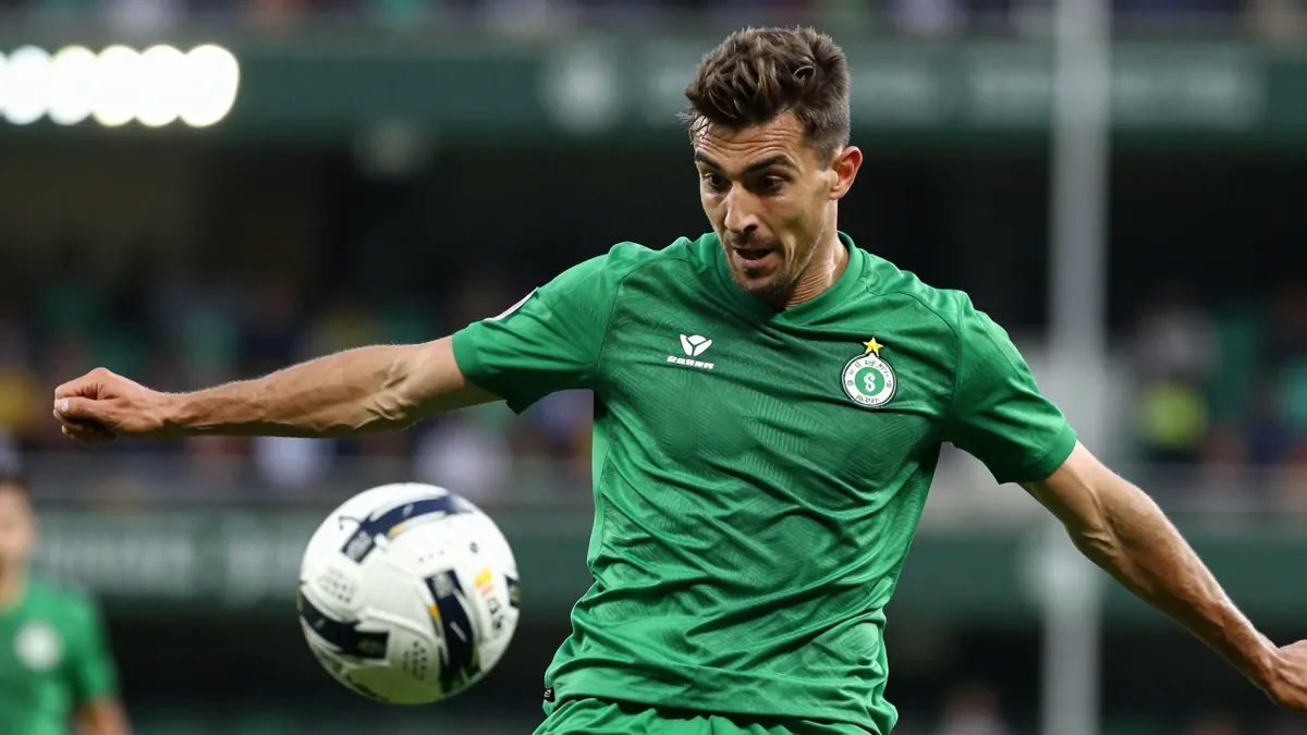 Asier Villalibre fue protagonista en el disparo capturado por NurPhoto durante el empate del Racing de Santander ante el...