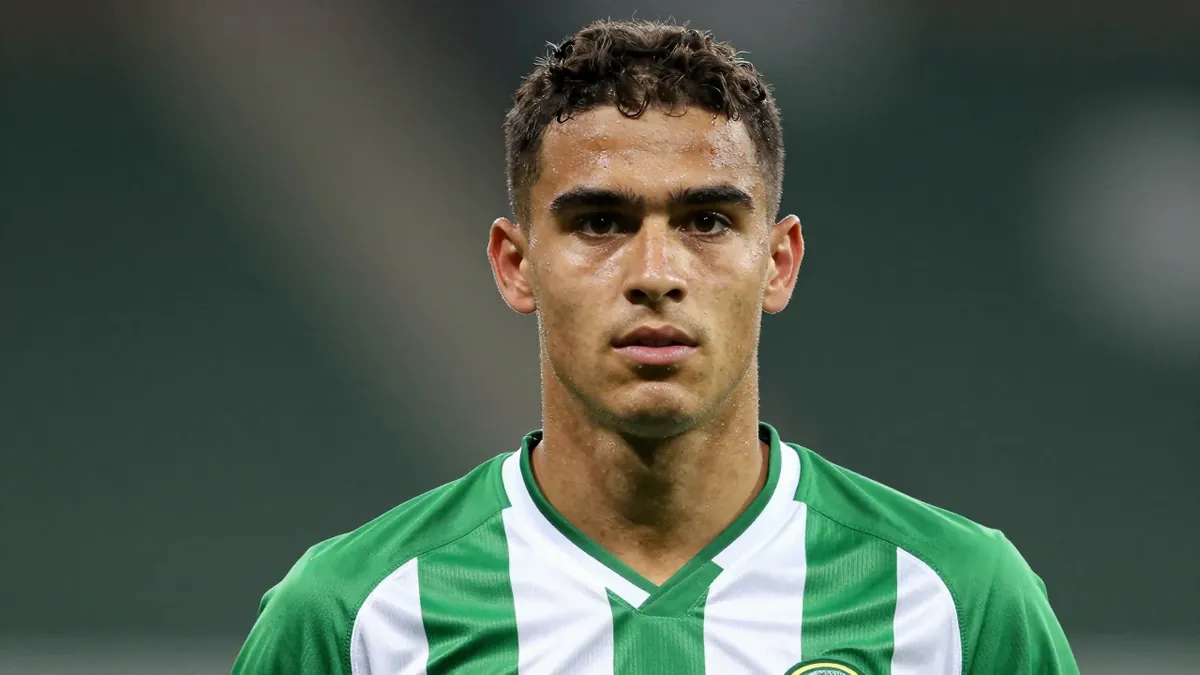 Left-back Jorge Salinas, linked with Manchester United and Atlético Madrid, stays at Racing Santander after the summer...