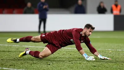 El portero del Barcelona Joan García sufre molestias en la rodilla derecha tras el partido ante el Racing Santander y...