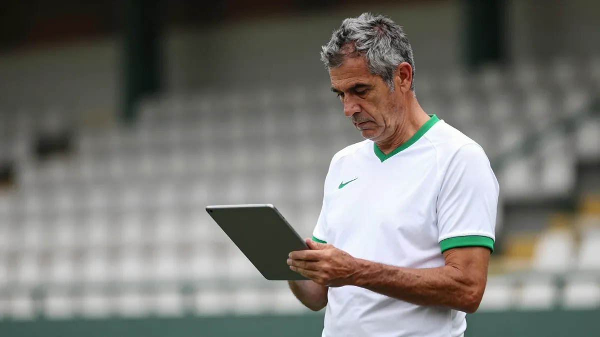 Manchester United busca un nuevo lateral izquierdo, con el joven español de Racing Santander Jorge Salinas como candidato