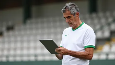 Manchester United busca un nuevo lateral izquierdo, con el joven español de Racing Santander Jorge Salinas como candidato