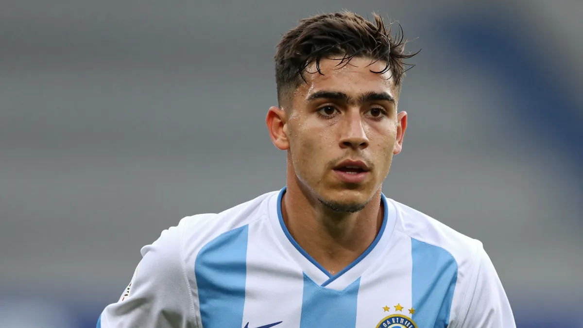 El Racing Santander, el defensa Jorge Salinas, es objeto de interés para el Aston Villa y el Newcastle